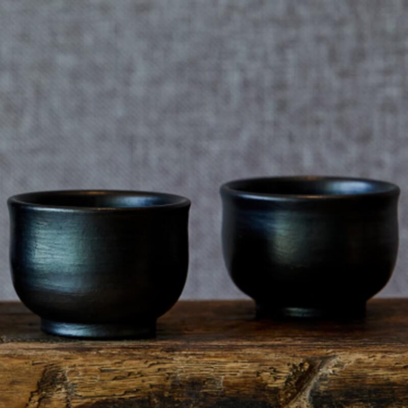 

Минималистичный черный фарфоровый набор из двух чайных чашек