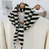 Sciarpa Triangolare Morbida a Maglia alla Moda Sciarpa di Lana Calda a Righe Design Versatile Sciarpa a Triangolo Outfit Quotidiano