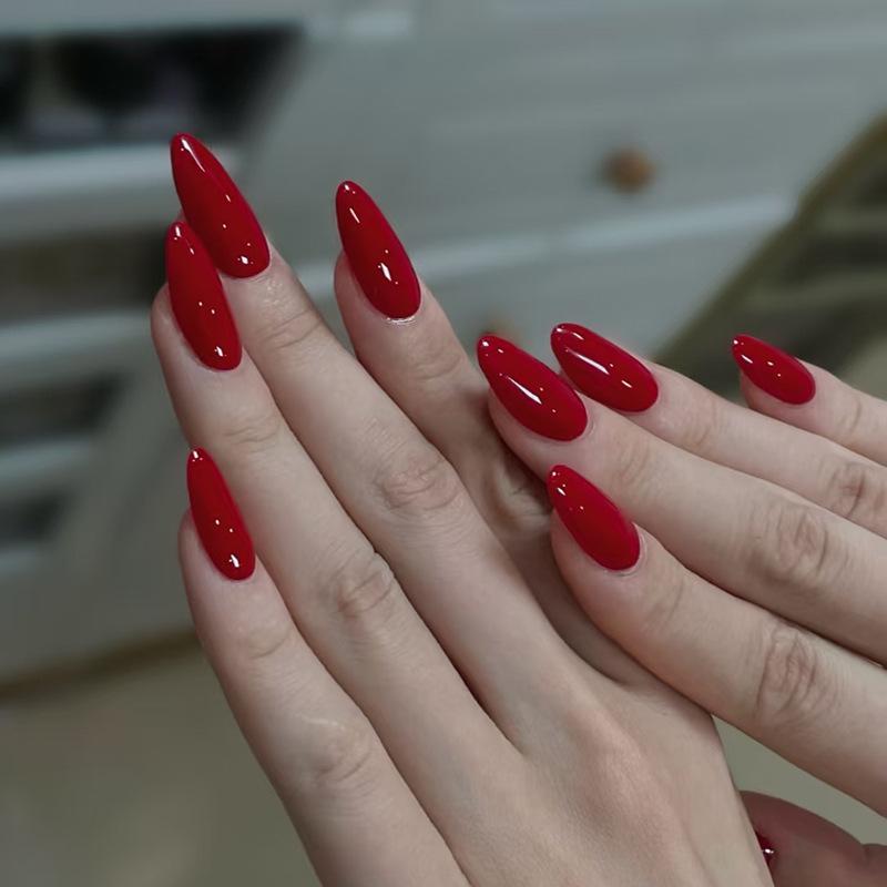 Einfaches Temperament Rot und Weiß Mittellange Mandelformnägel Modische Maniküre-Patches Abnehmbare Tragbare Nägel 24 Stück