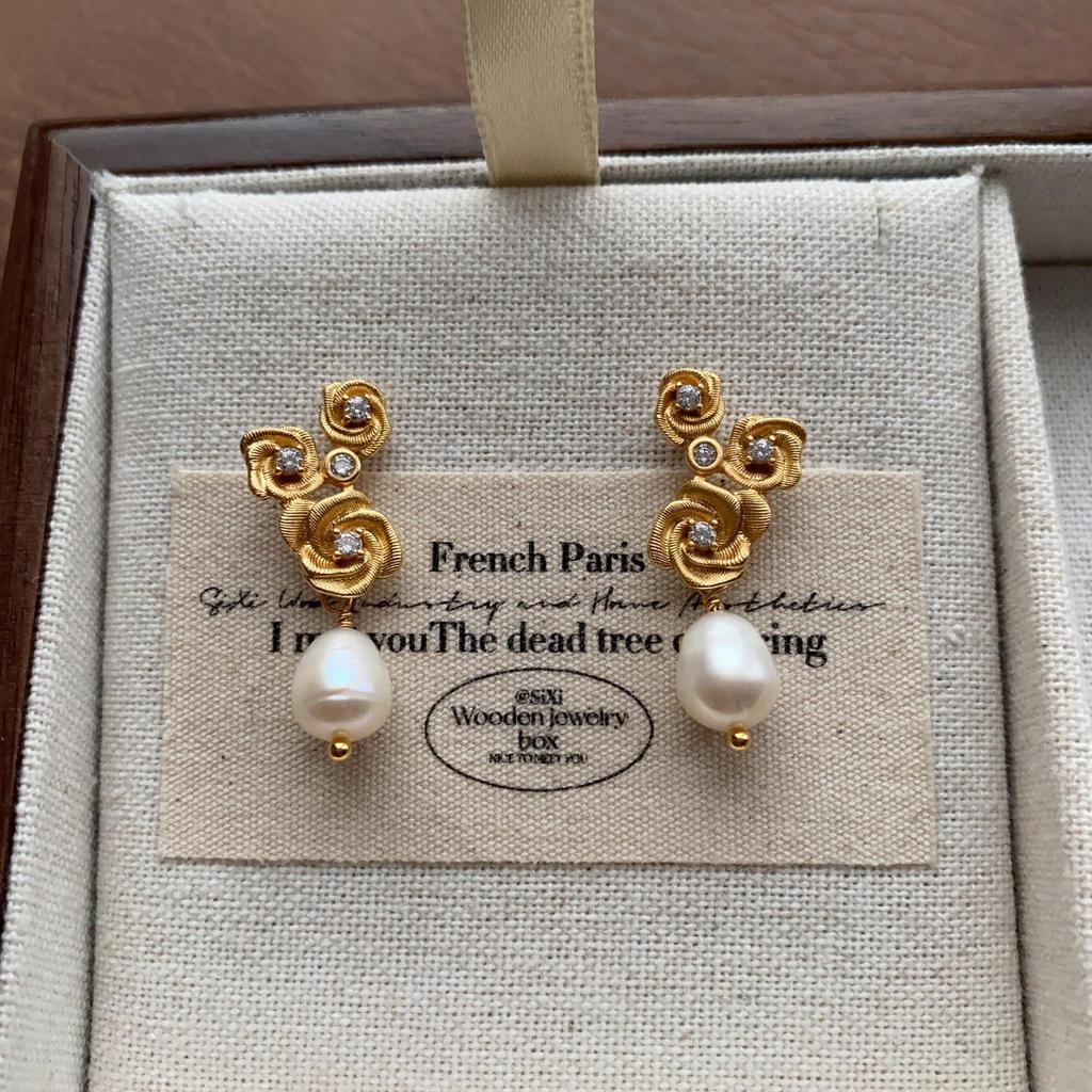"Vintage Creamy Yellow Starfish Ear Clips: Elegant and Cute, Piercing-Free Sea Star Earrings"