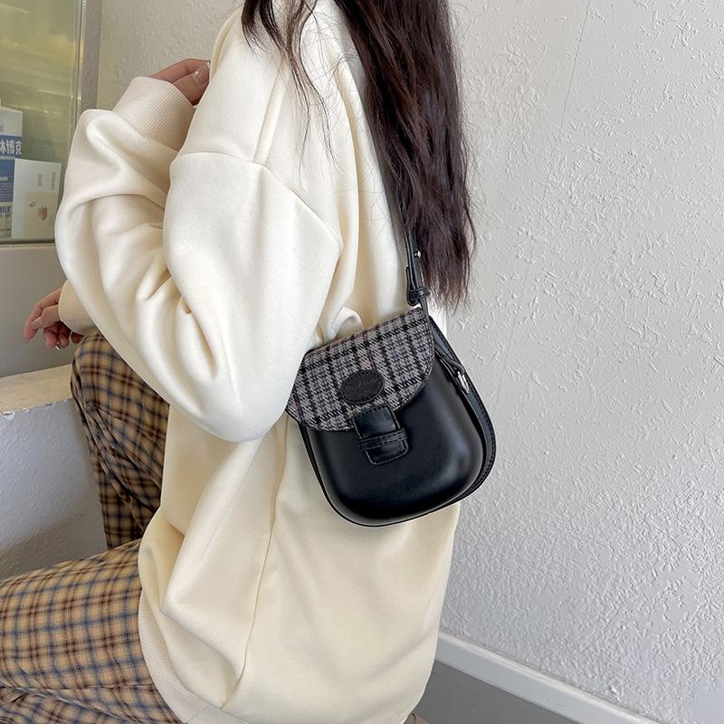 

2024 autumn and winter fashion portable shoulder bag women s plaid splicing retro messenger saddle bag texture mobile phone bag чорний