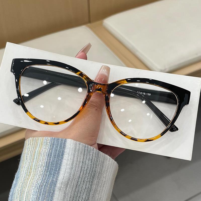 Fashion Stylish Eyeglasses Women Cat Eye Shape Blue Light Blocking Glasses for Women European American Decorative Glasses