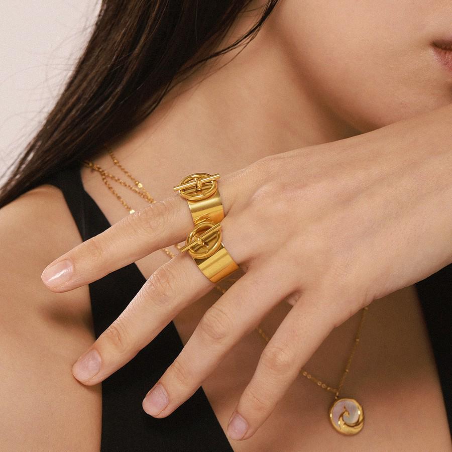 Pierścionek Omeka OT ze stali nierdzewnej platerowany 18-karatowym złotem z szeroką klamrą - Biżuteria Hip Hop na palec wskazujący