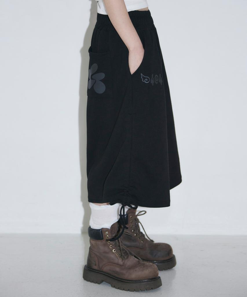 Seulliggeullou Side Shirred Bermuda Sweatpants [Black]