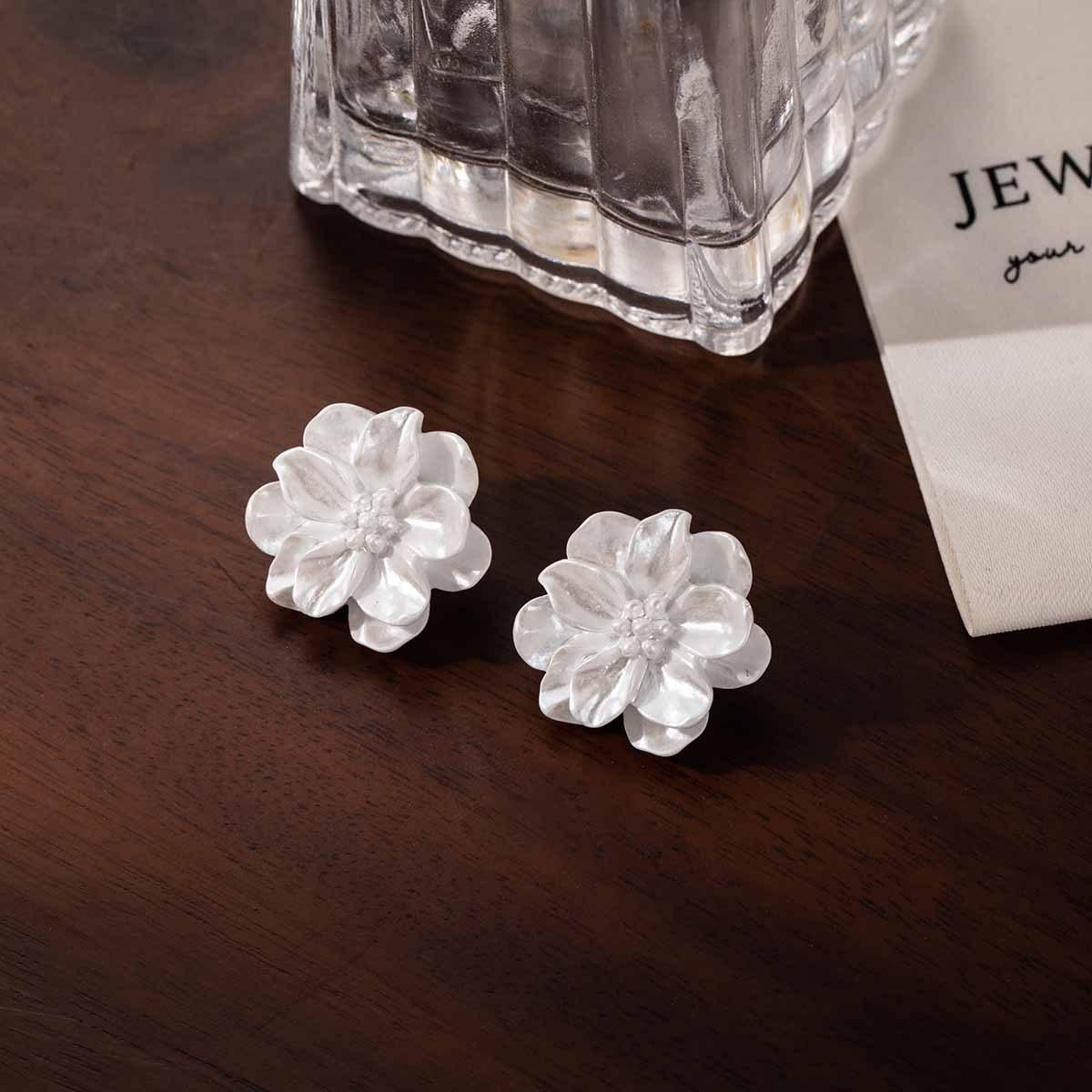 French Cream Camellia Stud Earrings Female Sweet Pastoral Niche Design Earrings Small Fresh Temperament Simple Earrings