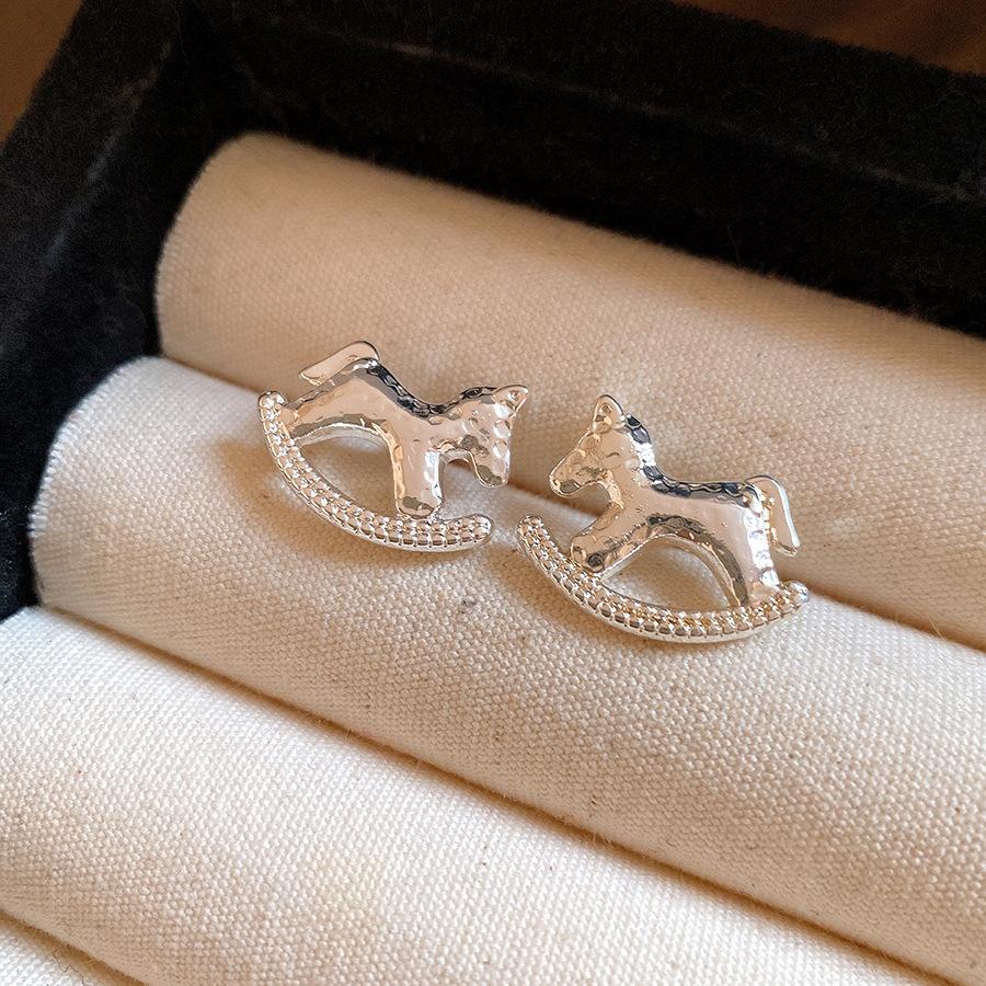

Silver Needle Pony Simple Fashion Earrings Small and Exquisite Versatile Earrings Light Luxury Advanced Earrings Design Niche