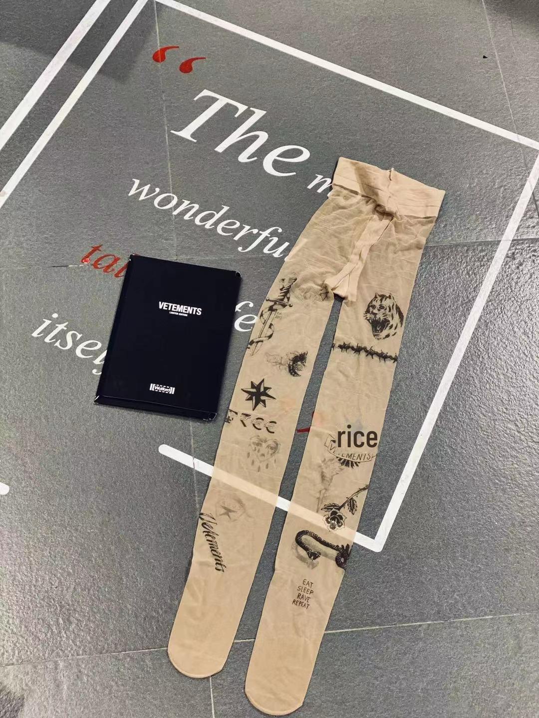 

Чулки телесного цвета с принтом татуировки Весна/Лето Буквы: В коробке, шелковистый, настраиваемая длина One Size