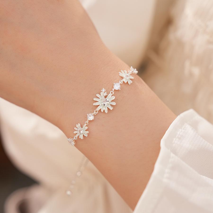 Daisy Enamel Flower Pearl Bracelet - Elegant Silver Needle Zirconia, Simple and Fashionable Jewelry.