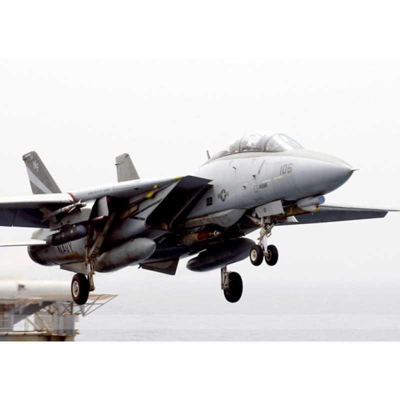 Постер с изображением истребителя Tomcat в раме - Декоративное настенное искусство с рамой из крафт-бумаги