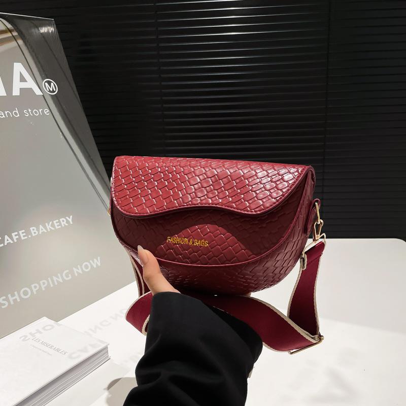 

Весенне-летняя модная сумка-седло популярная маленькая квадратная сумка простая и универсальная темпераментная широкий плечевой ремень сумка на одно плечо сумка-мессенджер красный