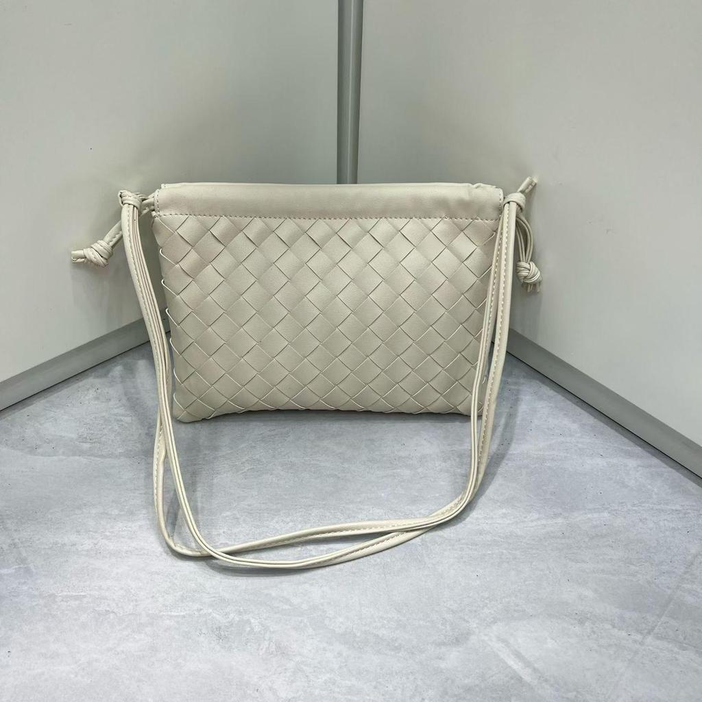 Borsa a Spalla Grande Capacità in Pelle di Mucca Intrecciata con Pochette a Coulisse 2025