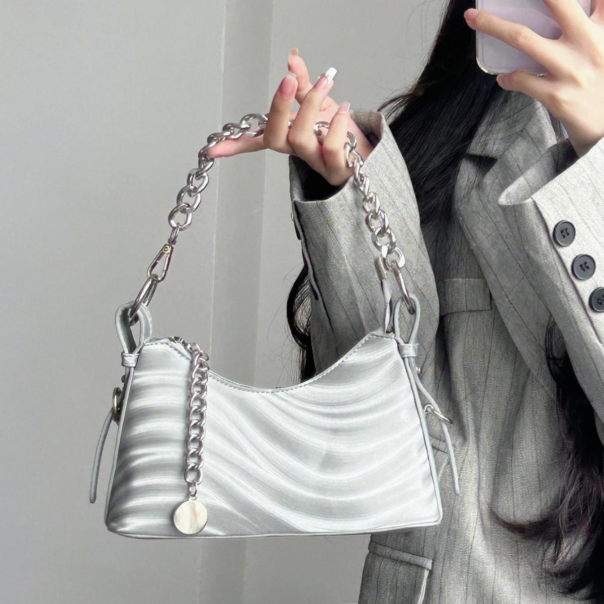 

High-end foreign style fashionable silver small bag women s 2025 new versatile chain single shoulder underarm bag oblique span bag tide серебряный