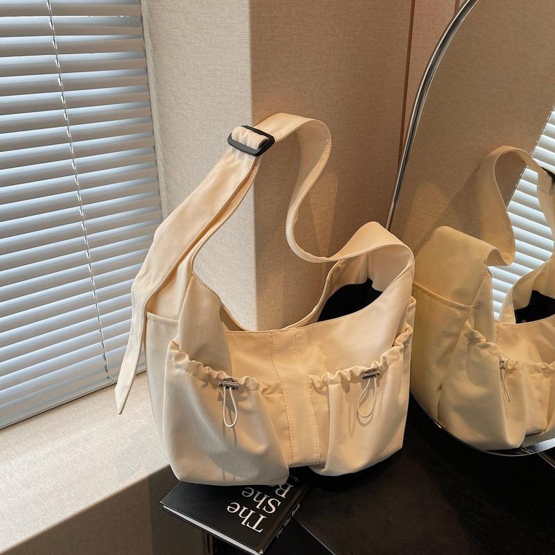 

Сегодняшний тренд — маленькие и свежие сумки-пельмени, летние студенты ездят на занятия, плечевые сумки большой вместимости