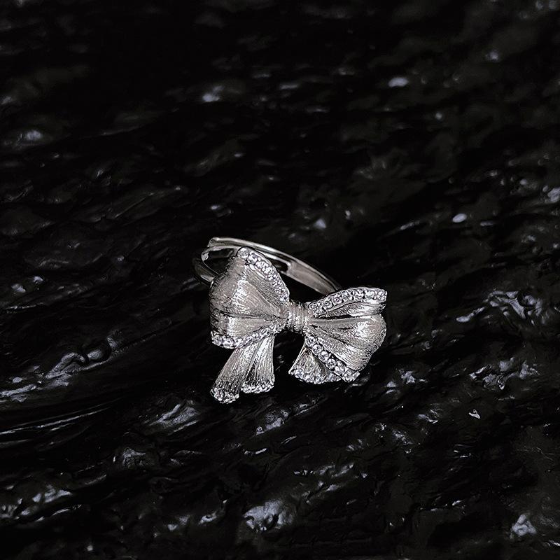 

Трендовое кольцо с регулируемым бантом для женщин с шикарной медной отделкой