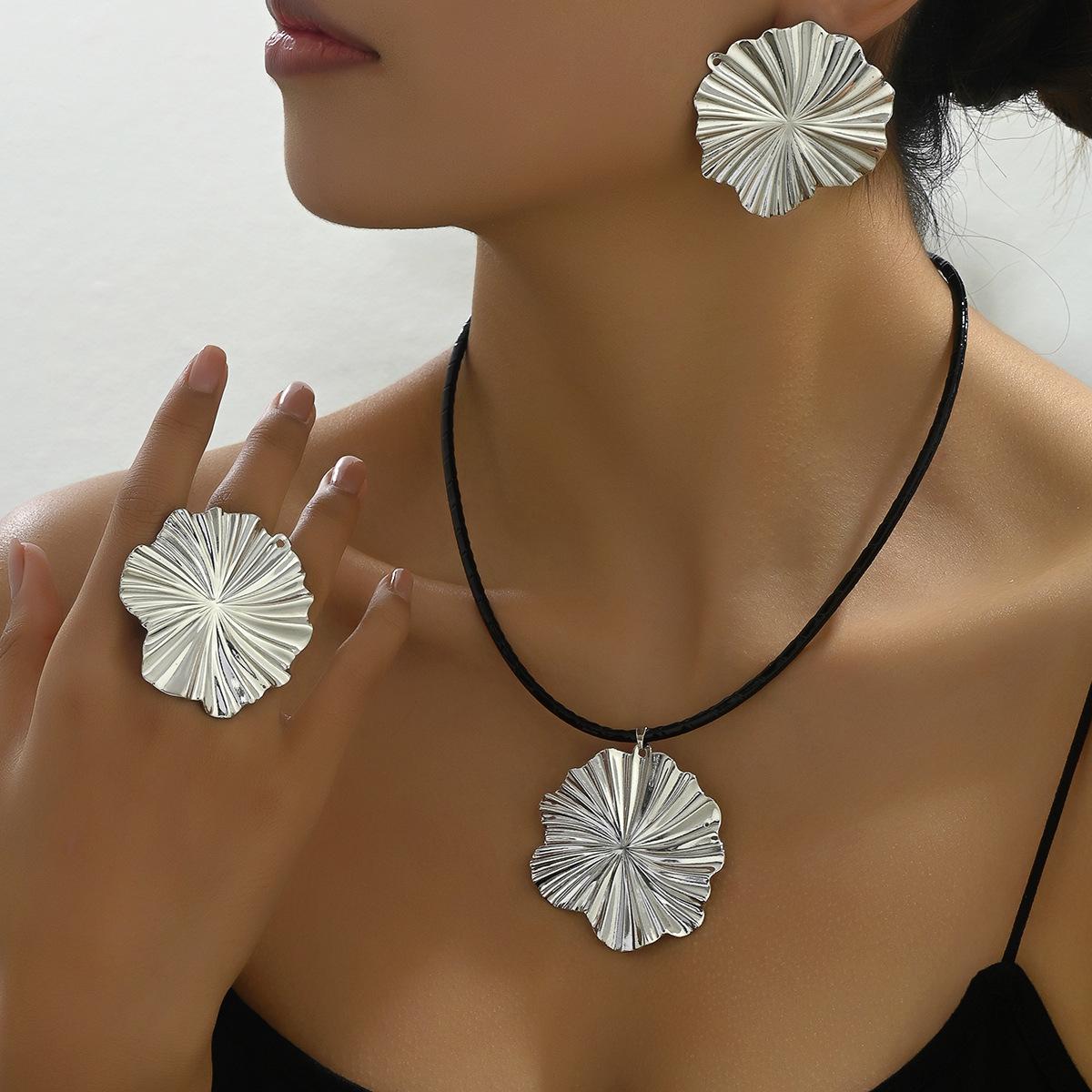 

Винтажный женский комплект из серег-гвоздиков, ожерелья, плиссированного цветочного кольца, универсальной длинной цепочки на ключицу.