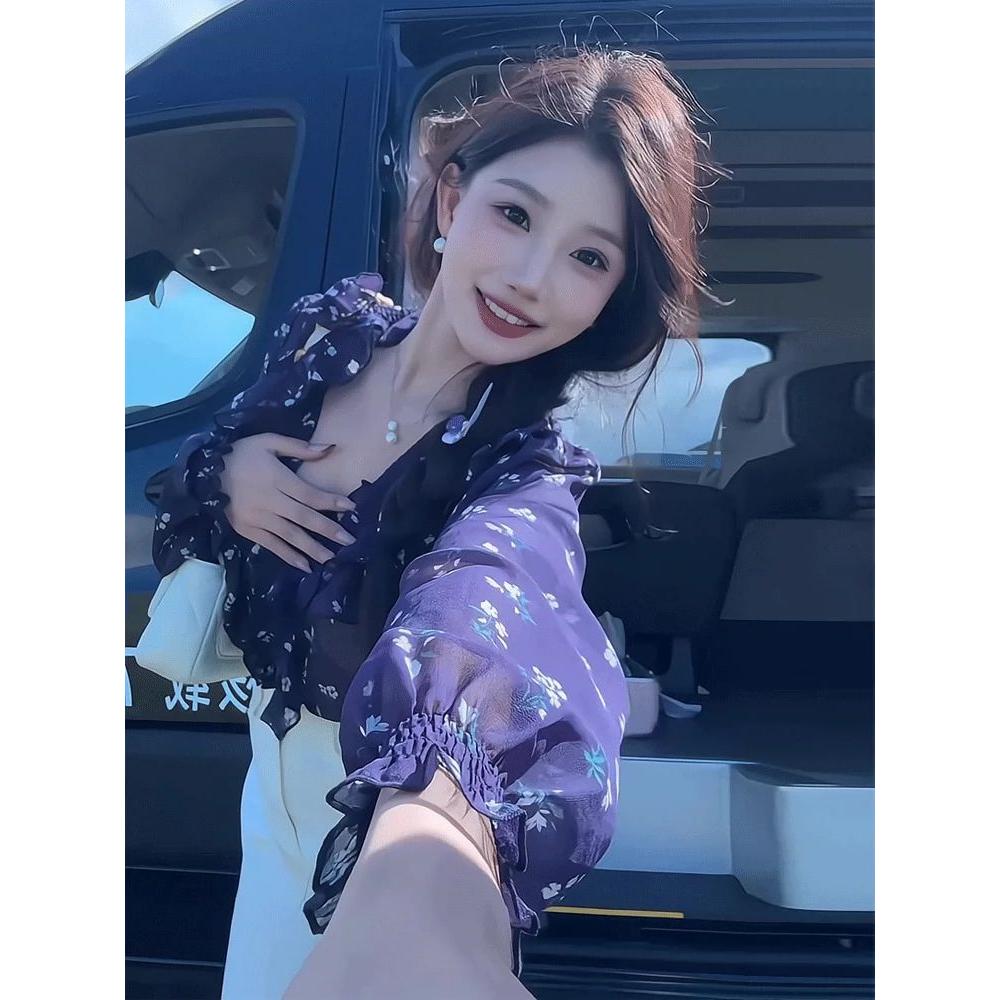 French Style V-neck Ruffled Floral Shirt for Women in Early Autumn Loose and Unique Design and a Beautiful Long Sleeved Top