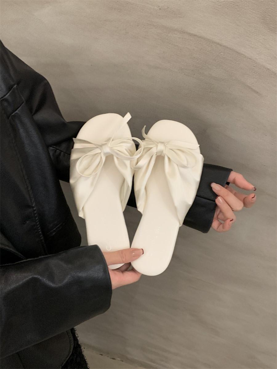 

Летом 2025 года новый сказочный стиль сочетается с юбкой, носками, маленькими прохладными тапочками и розовыми босоножками с бантом. 35