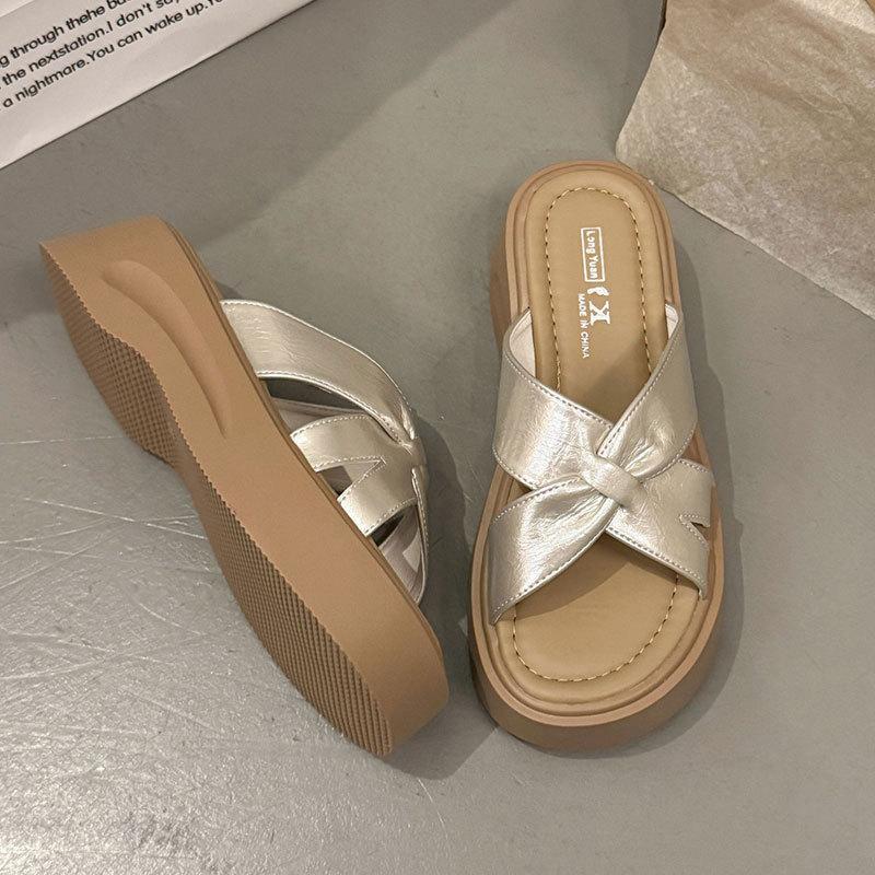 

Интернет-знаменитость крест толстая подошва крутые тапочки женские лето 2025 новый сказочный стиль с юбкой повседневные пляжные тапочки 40 шампанского