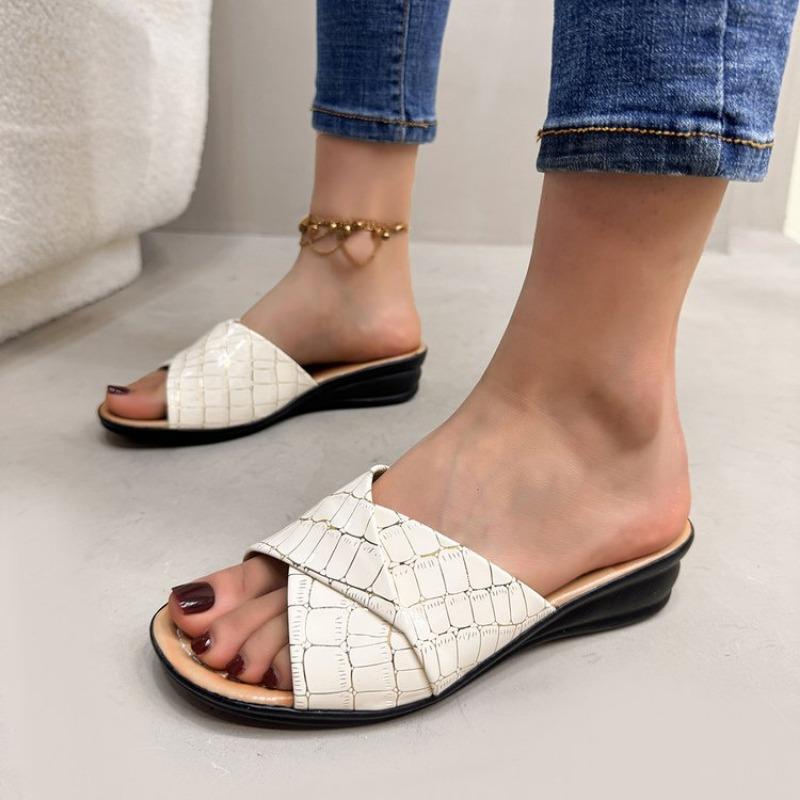 Fashion Summer Slippers Women Flat Luxury Outdoor Beach Flip Flops Female Sandals Trend Brand Design Slides Shoes Woman 2025 Big Size 43