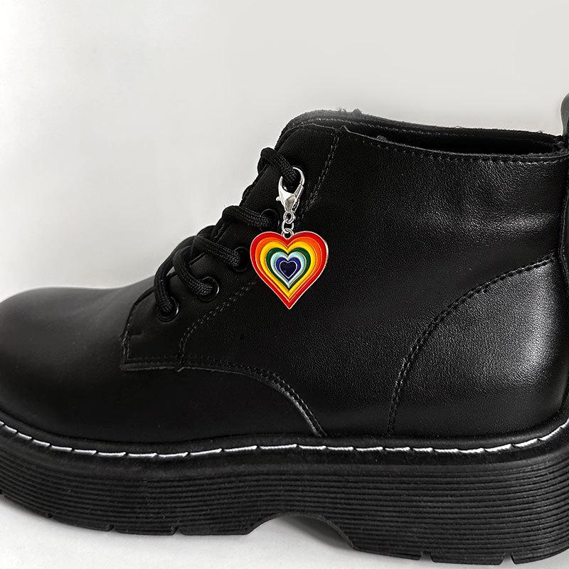 

Красочный кулон в виде сердца, ботинки мартинсы с каблуком из радужной капающей масляной краски и пряжкой