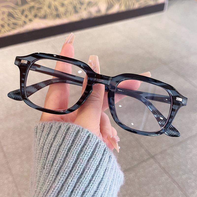 Korean Stylish Men Sunglasses Rivets Decoration Square Shape Sun Glasses for Women Holiday Travelling Sunglass for Women