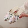 Handgefertigte Satin-Bestickte Damen-Flachmules Geschlossene Spitze Hausschuhe Bequeme Frühling Sommer Damen Retro Hausschuhe