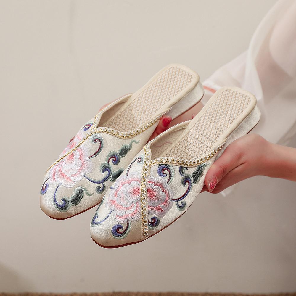 Handgefertigte Satin-Bestickte Damen-Flachmules Geschlossene Spitze Hausschuhe Bequeme Frühling Sommer Damen Retro Hausschuhe