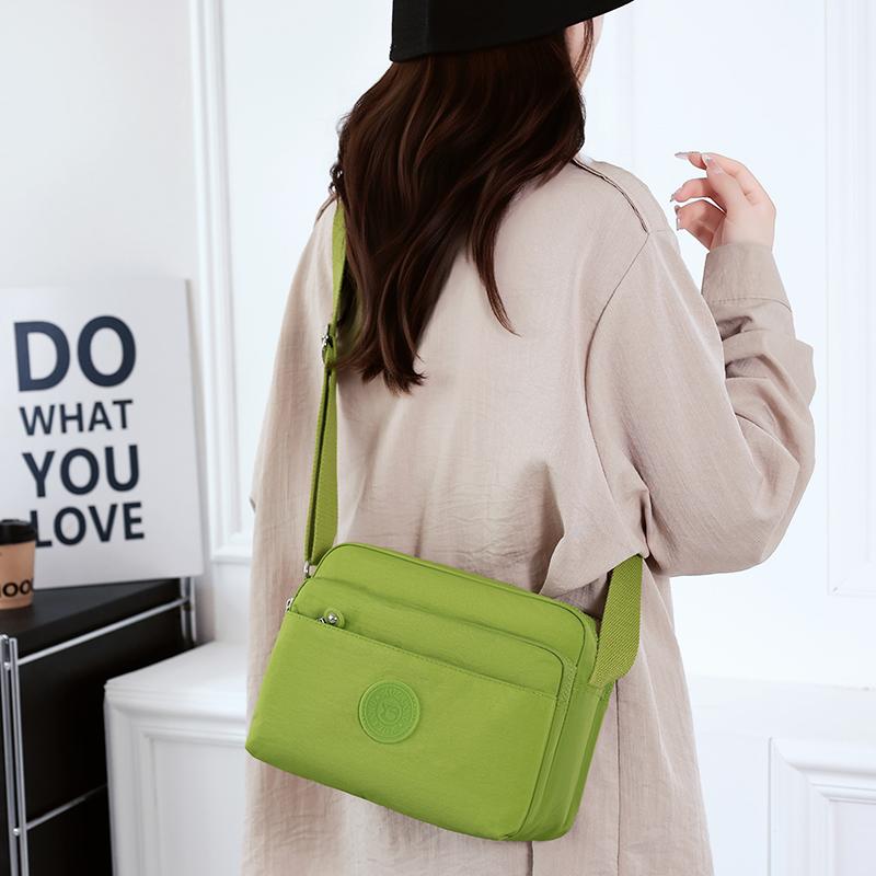 Geantă de umăr pentru mamă de vârstă mijlocie, geantă ușoară cu compartimente multiple pentru femei, geantă crossbody din nailon