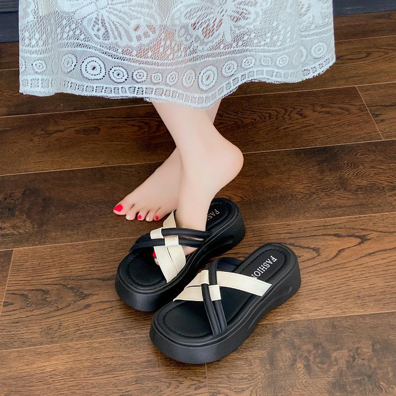 Muffin-Kühlpantoffeln mit dickem Boden Damen Sommerbekleidung 2025 neue Mode mit Rock Ein-Wort-Schlappen Strand-Badesandalen