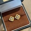 Vierblättriges Kleeblatt Diamant Stößel mit Diamantbesetzten Ohrringen Simulierte 24 Karat Gold Textur Voller Reichtum und Glück Alltagskleidung