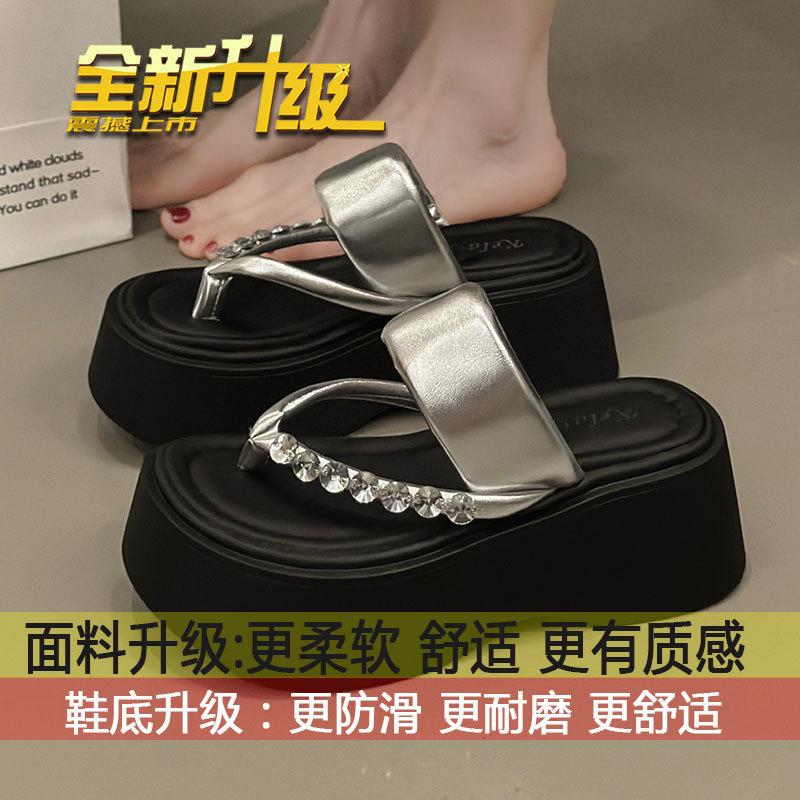 

Silver heightened thick-bottomed beach cool slippers women s summer wear 2025 new fairy wind and water diamond pinch-on flip-flops 40