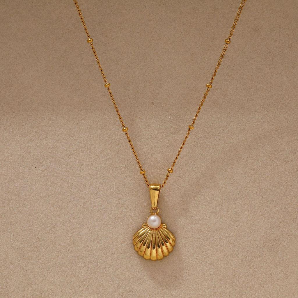 High-End Heart & Geometric Titanium Steel Clavicle Necklace for European & American Markets