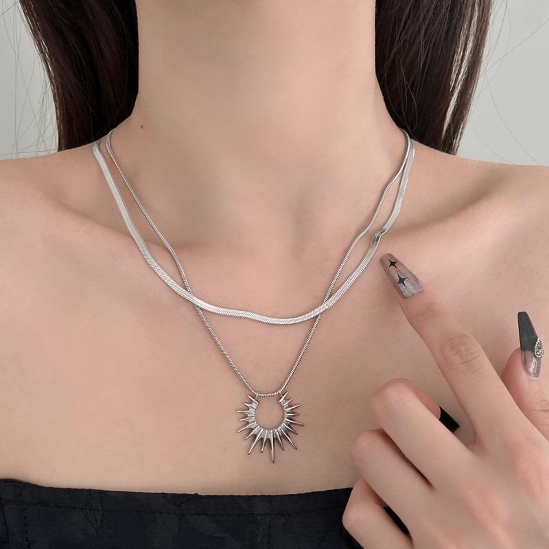 The new hip-hop cold wind sunflower double-layer stacked necklace has a simple and exquisite personality and a high-end collarbone chain.