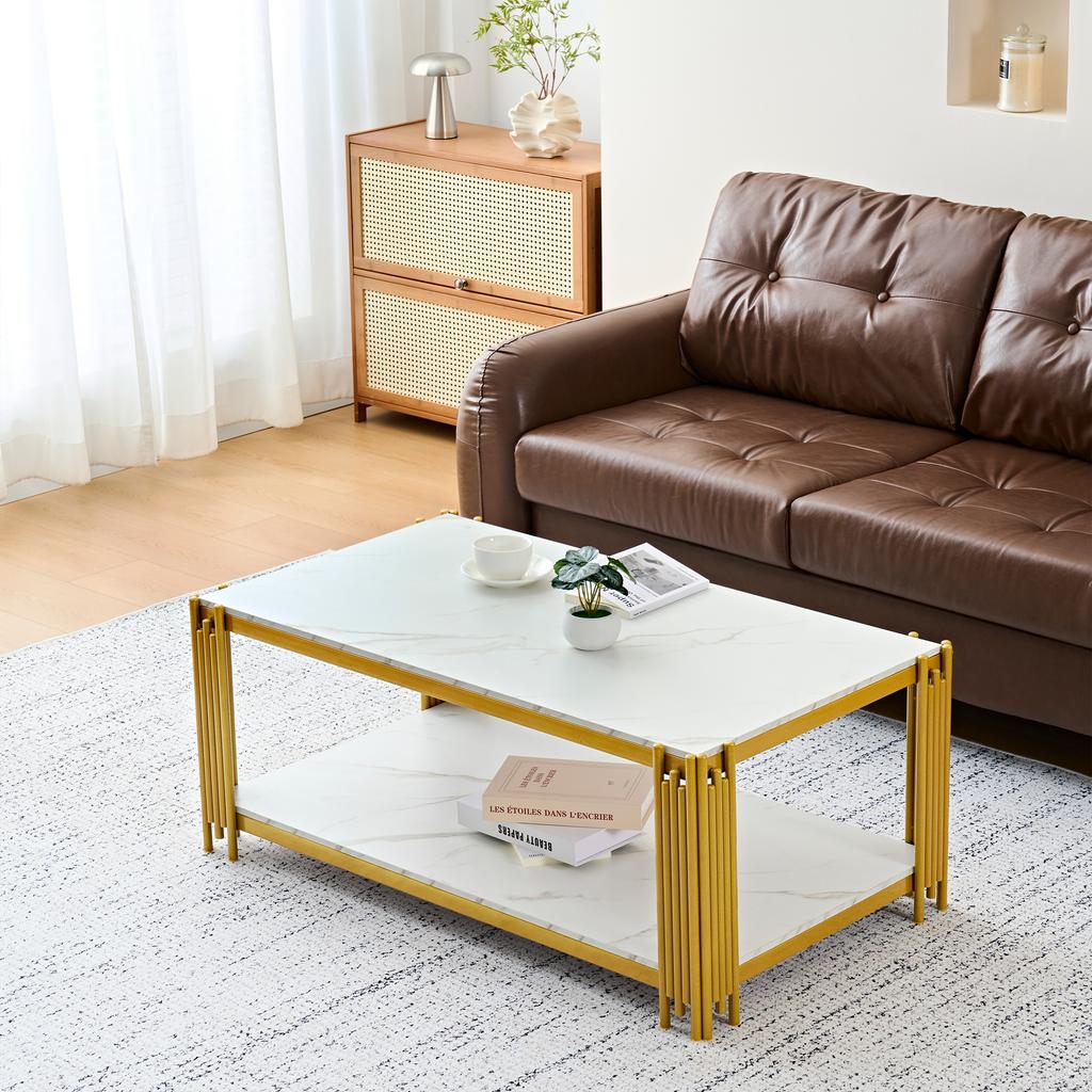 Rechteckiger Couchtisch mit Metallbeinen, Marmorierte Tischplatte, Moderne Wohnzimmermöbel, Weiß-Gold – H46/B1140/T64 cm