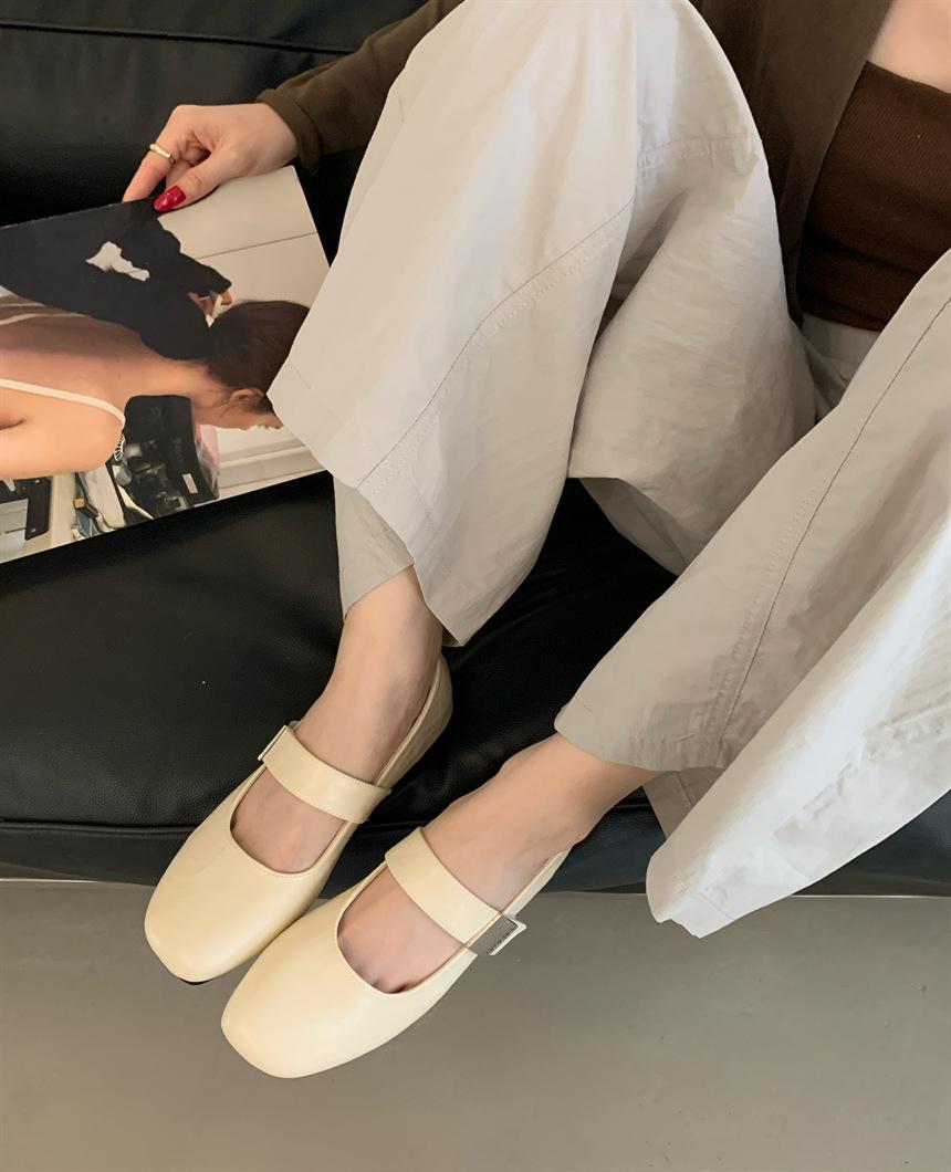 

Coarse heel single shoes women s spring 2025 new French retro temperament versatile low heel light mouth Mary Jane shoes 39 абрикосовый