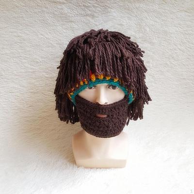 Gemütliche Strickmütze mit Bart für Winterabenteuer