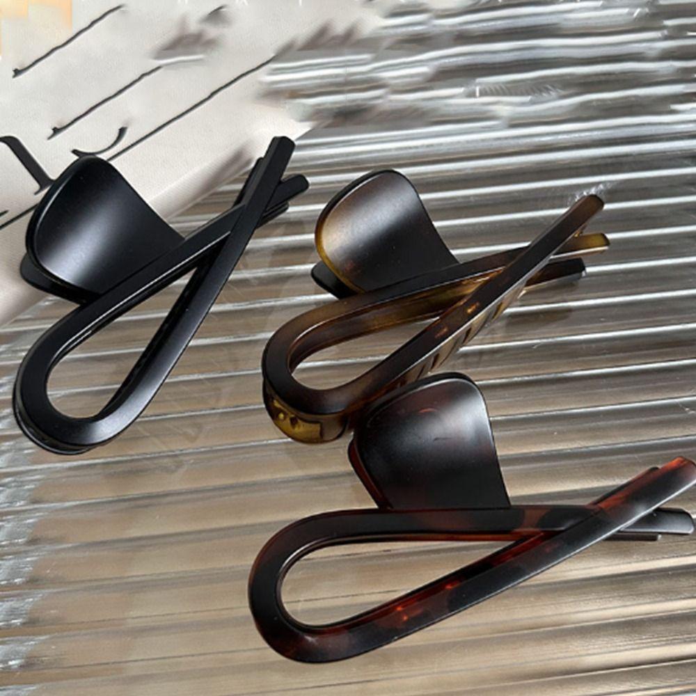 

Large Hollowed Hair Claw Matte Hair Clip Sweet Shark Clip Streetwear