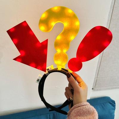 Einzigartiges Pfeillicht-Stirnband Lustiges Fragezeichen-Haarband Weihnachtsgeschenke Kopfschmuck für Mädchen Urlaubs-Haarreif Kostüm-Kopfschmuck