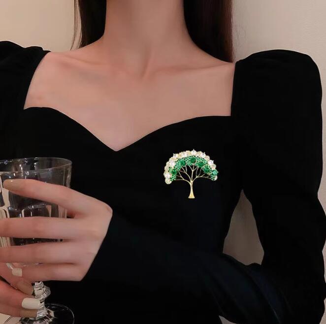 Elegant Tree of Life Brooch For Women Men Exquisite Green Crystal Tree Badges Brooches Shining Boutique Plant Decoration