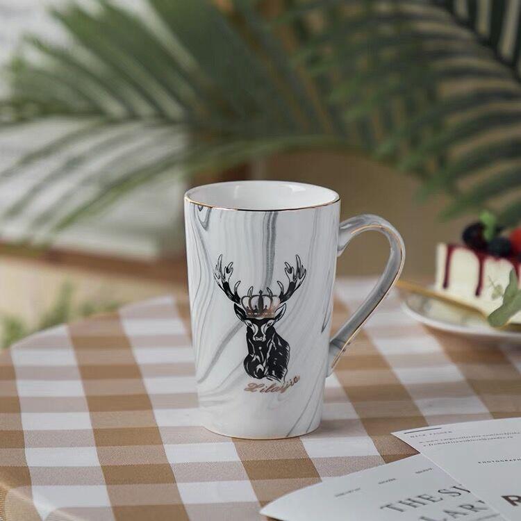 Elegant Marble Pattern Mug with Gold Trim, Spoon Lid, and Custom Logo - Ideal for Coffee or as a Souvenir Gift.