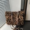 Einfache und geräumige Tasche Neue trendige und modische Leopardenmuster-Plüsch-Tragetasche Atmosphärische Flausch-Umhängetasche Damen-Tasche