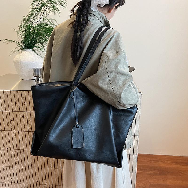 

Ретро сумка женская большой вместимости 2025 новая осень и зима простая универсальная на плечо подмышку сумка текстурная сумка-тоут для通勤 чёрный