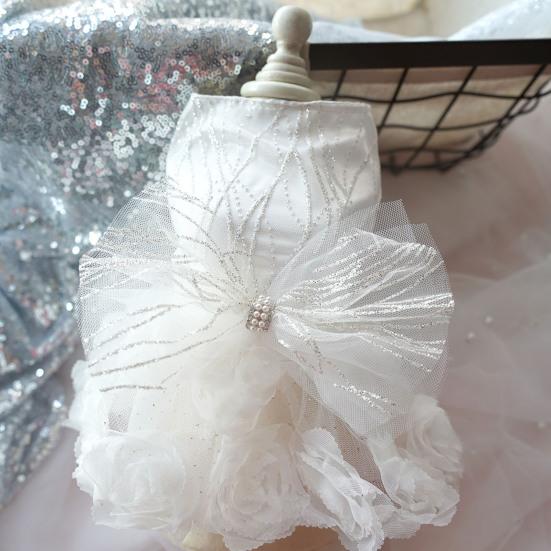 Hundekleid Glänzend Dreidimensionale Blumen Kein Pilling Bequem Mode Dekoration Polyester Weißer Schleifen Haustier Hochzeitskleid für Welpen
