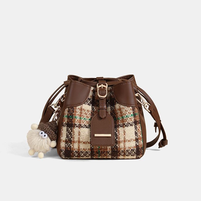 Bucket Bag, New Autumn and Winter Messenger Bag, Highend Sense, Light Luxury, Largecapacity Commuting Shoulder Bag, Luggage.