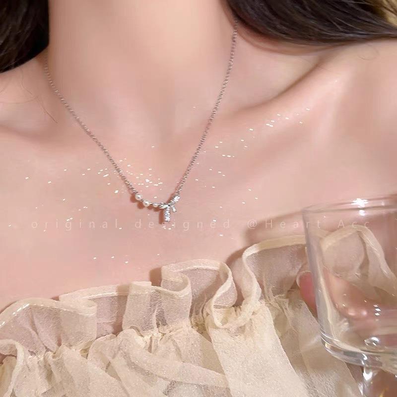 Women's Titanium Steel Bowknot Clavicle Necklace - Niche, Lightweight, Trendy Design.