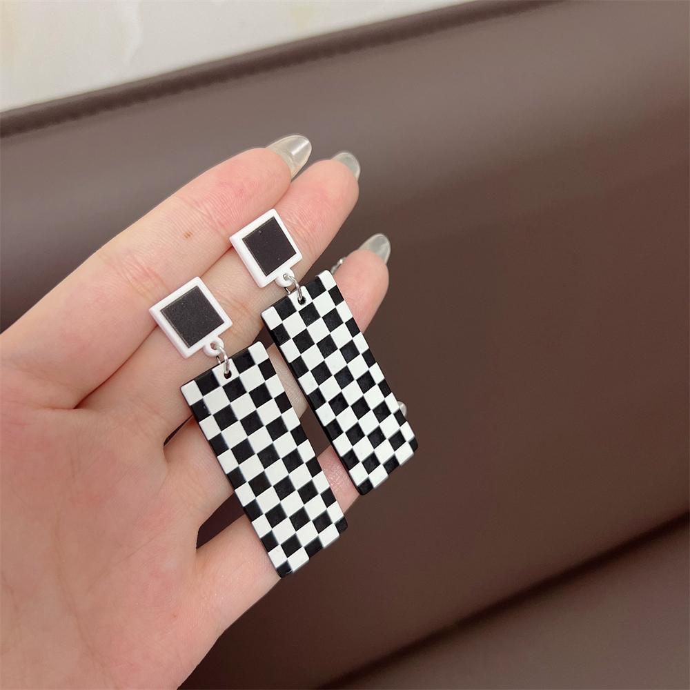 Elegant And Exaggerated Retro Geometric Black And White Striped Earrings Fashionable And Stylish Ear Accessories