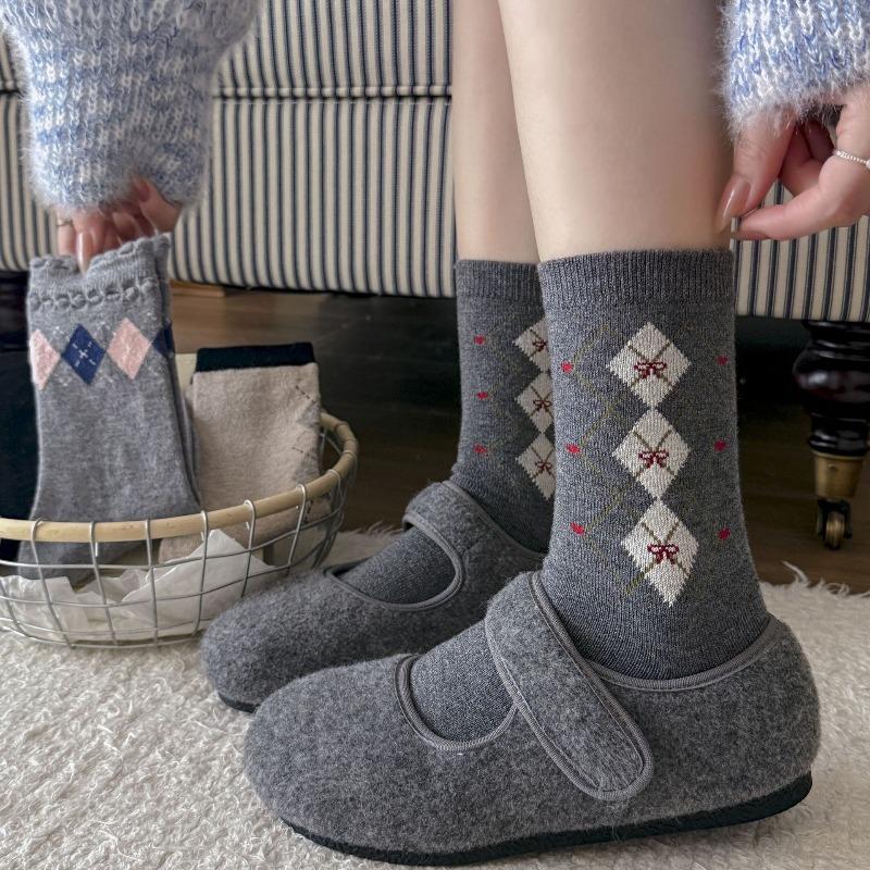 Woolen Boneless Pile Socks with Contrasting Color Diamond-shaped Patterns, Warm and Retro Mid-calf Socks for Autumn and Winter