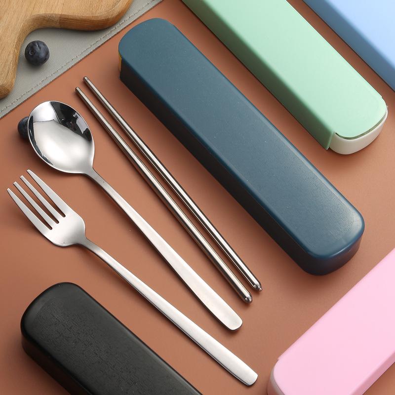 Spersonalizowany Zestaw Sztućców Ze Stali Nierdzewnej na Zewnątrz: Łyżka, Widelec i Pałeczki w Przenośnym Pudełku Prezentowym.