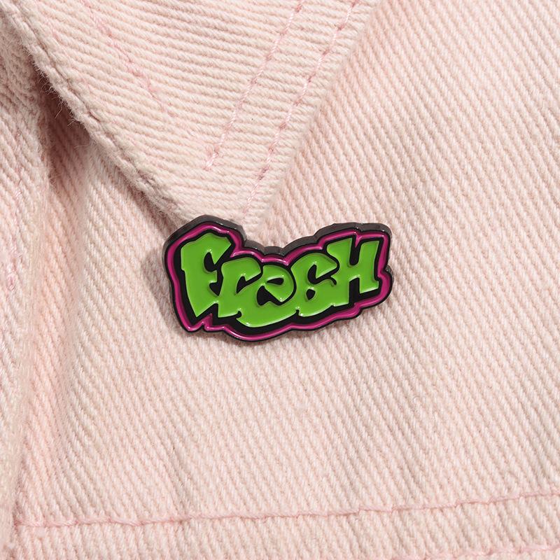 Green English Letter Brooch Graffiti Logo Badge 80s TV Show Inspired Metal Badge Trend Versatile Clothing Bag Decoration Brooch зелёный