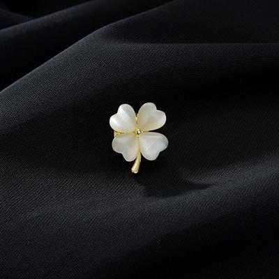 Exquisite Four-Leaf Clover Neckline Anti-Light Buckle V-Neck Decorative Corsage Cat'S Eye Flower Collar Buckle Fashionable Suit Brooch